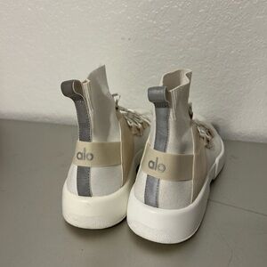 ALO Yoga High-Top Sneakers - Cream and Gray